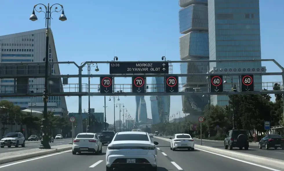 Turkish workers are working hard on the Nagyszeben–Pitești motorway even on Saturdays.