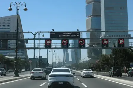 Turkish workers are working hard on the Nagyszeben–Pitești motorway even on Saturdays.